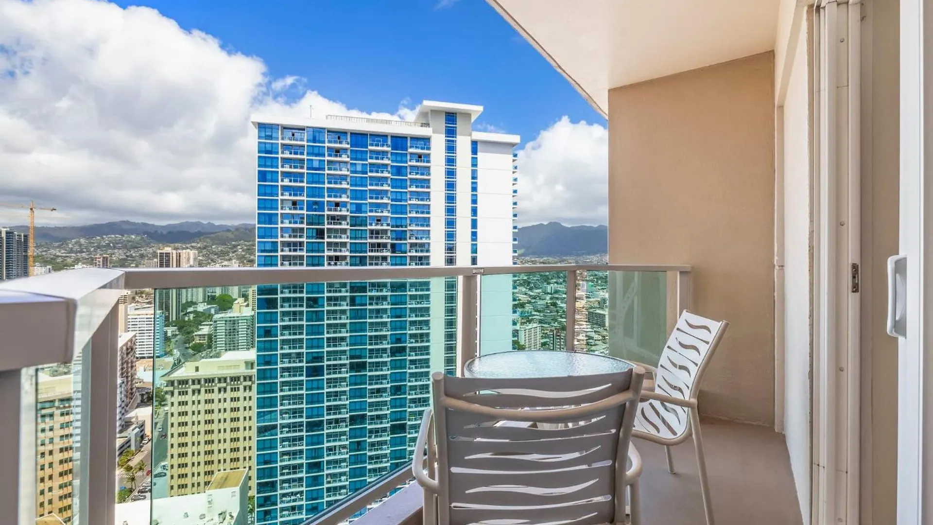 Newly Renovated Top Floor Ala Moana Balcony Honolulu Hébergement de vacances